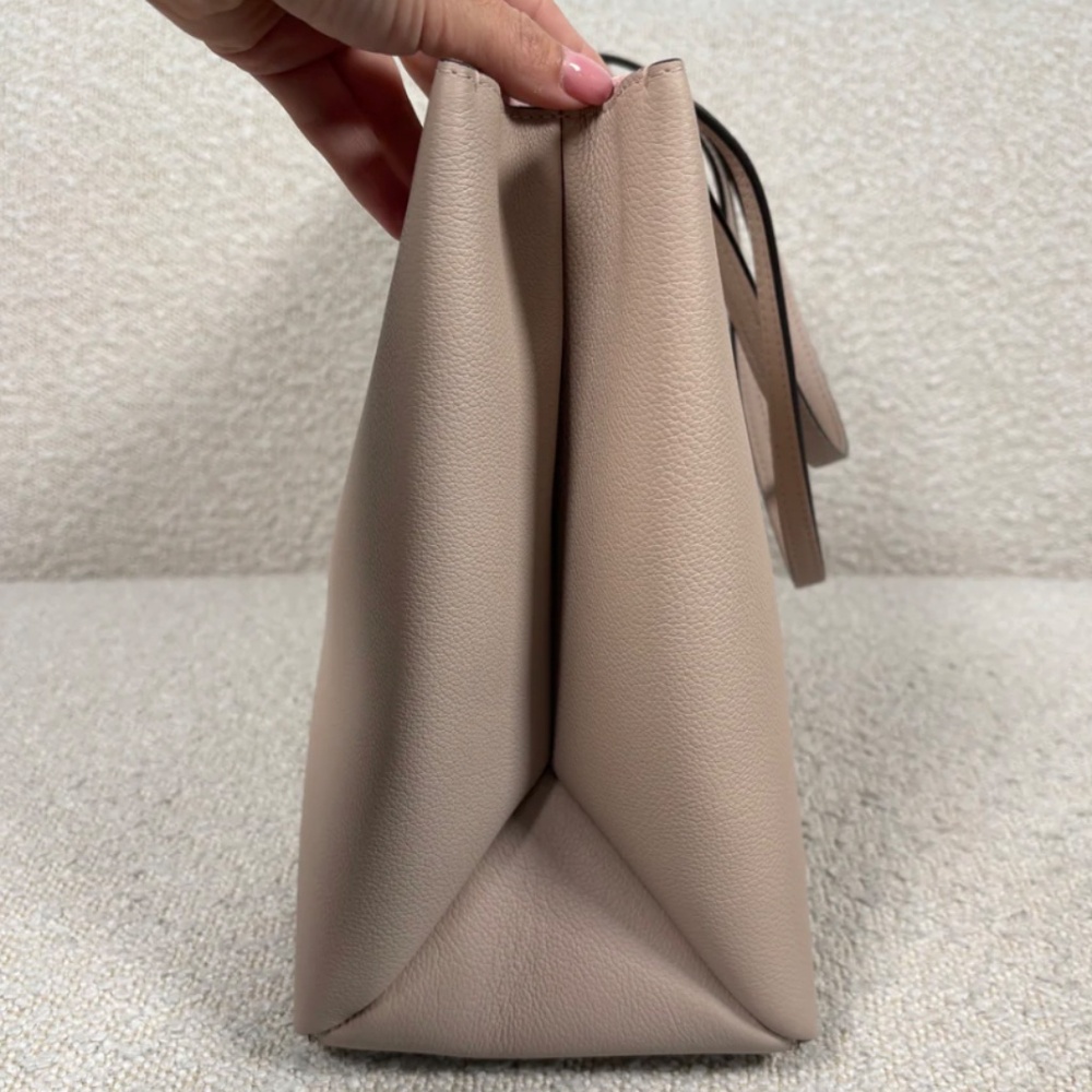 Authentic Pre-Owned Louis Vuitton Greige Grained Calfskin Lockme Shopper - Picture 6 of 16